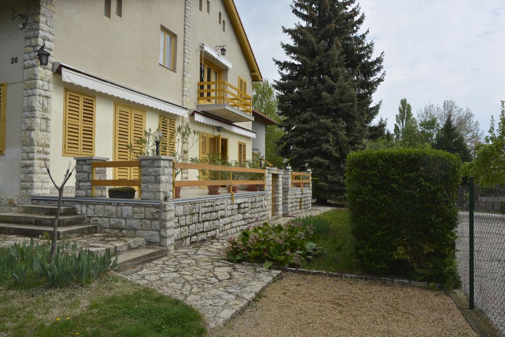 Soos Apartman Balatonfured Bagian luar foto